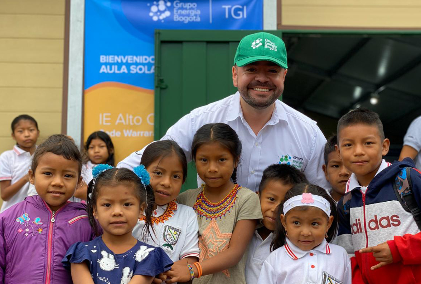 Rodrigo Hernández, manager of the Refuerzo Suroccidental (Southwestern reinforcement) project with children from the Embera-Chamí community at the Suratena reservation in Marsella (Risaralda)