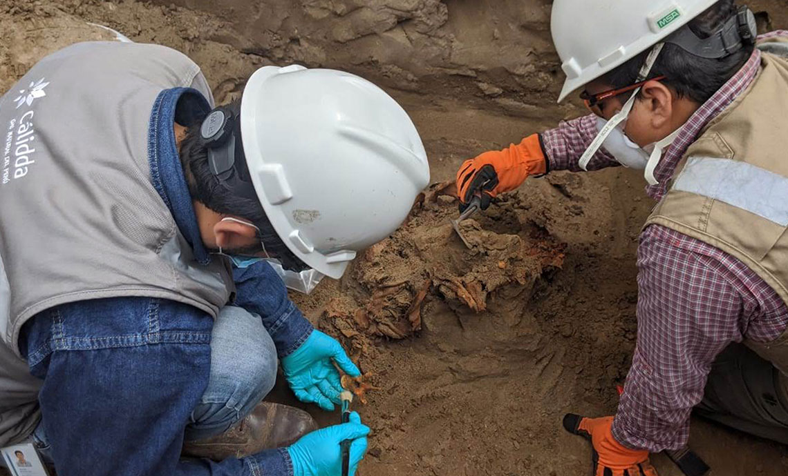 Personnel of Cálidda, a GEB subsidiary, during an archaeological finding.