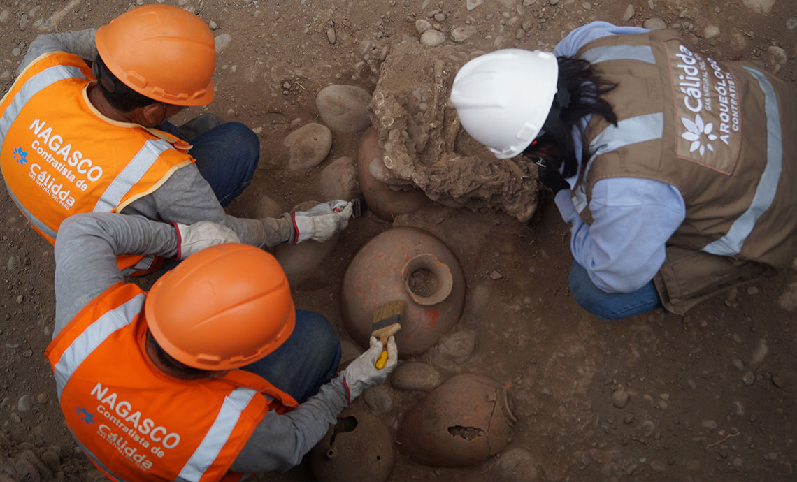 Personnel of Cálidda, a GEB subsidiary, during an archaeological finding.