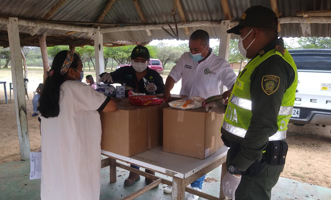 Delivery of humanitarian aid packages in La Guajira.