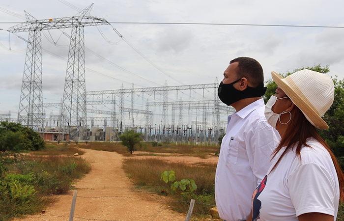 A couple from the community at the La Loma Substation.