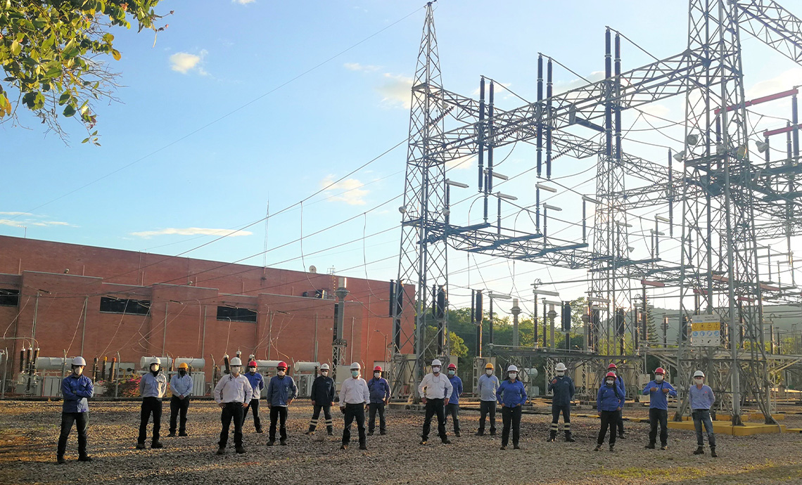 Group of 18 workers at GEB infrastructure.
