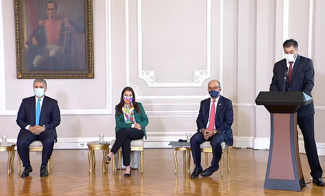 GEB CEO Juan Ricardo Ortega speaking at Casa de Nariño across from President Iván Duque.
