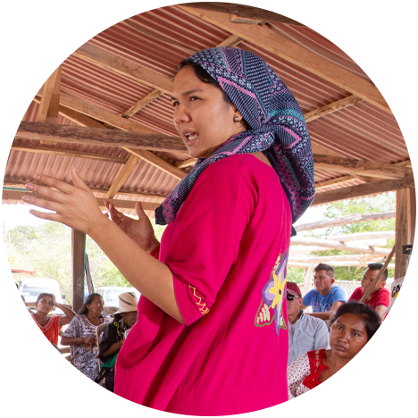 Wayú woman speaks in public before her community.