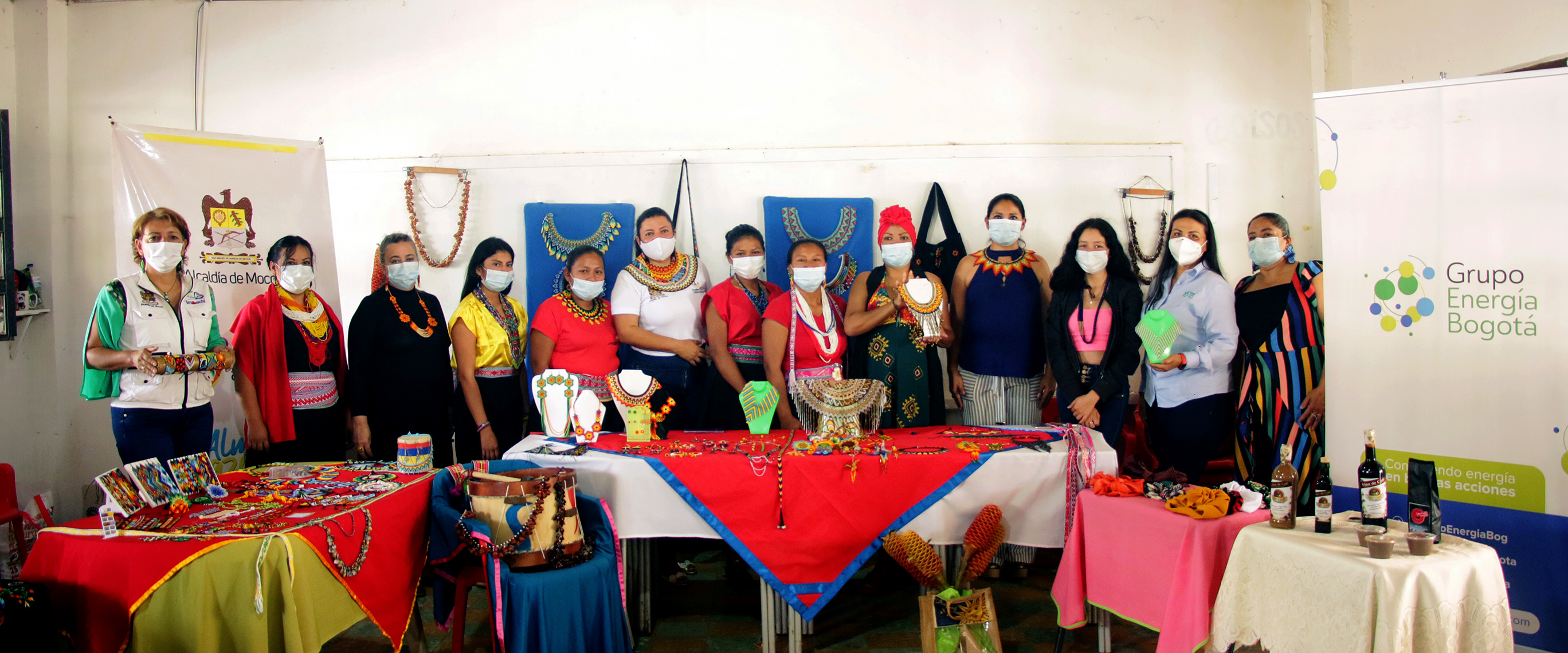 trece mujeres en la exhibición de artesanías indígenas.