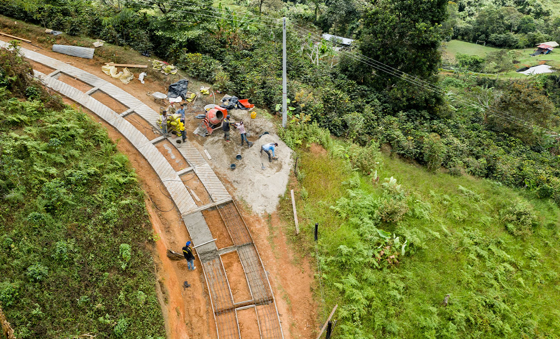 toma aérea de la vista de los arreglos viales en una vereda.
