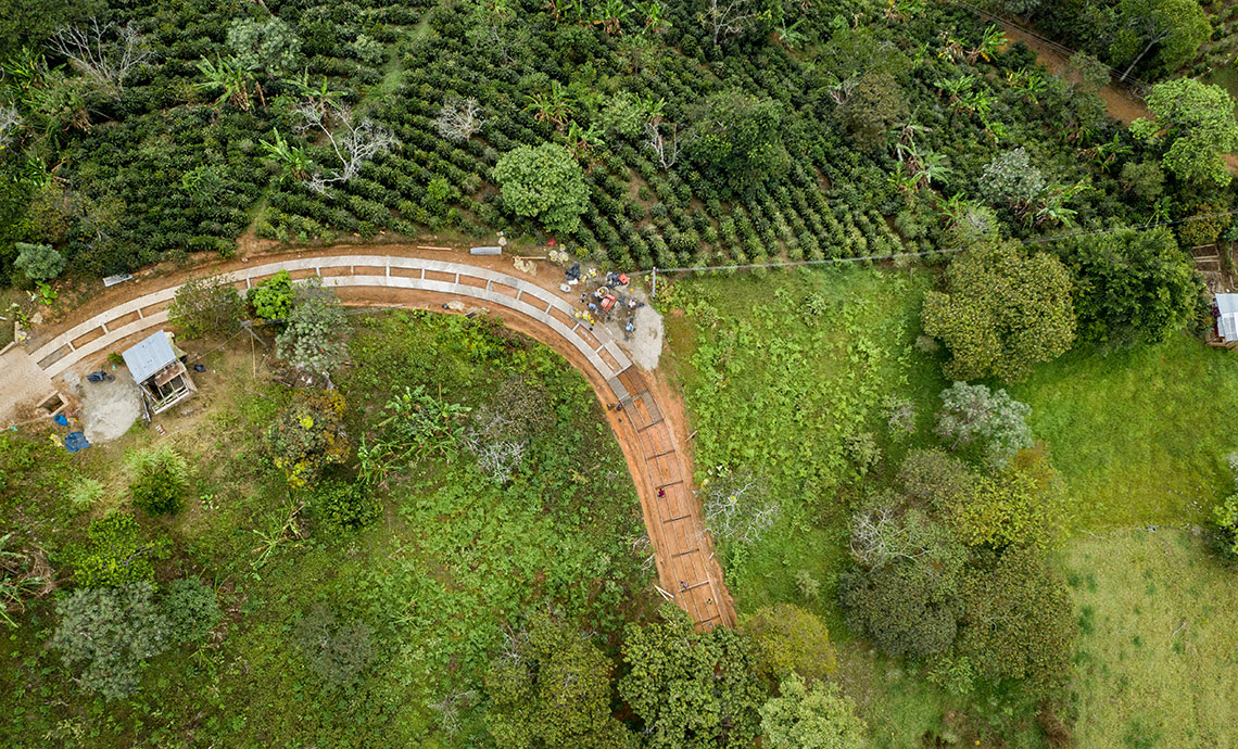 toma aérea de la vista de los arreglos viales en una vereda.